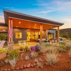 Rojo Retreat - Main 2BR Unit, Hot Tub, Patio