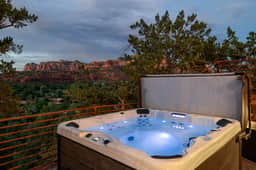 Ravens Rock Retreat: Clifftop Estate w/ 360 Views - Image 2