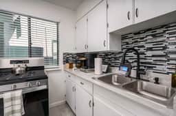 Newly Renovated 1BR in Old Town - Image 3