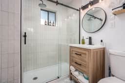 Newly Renovated 1BR in Old Town - Image 4