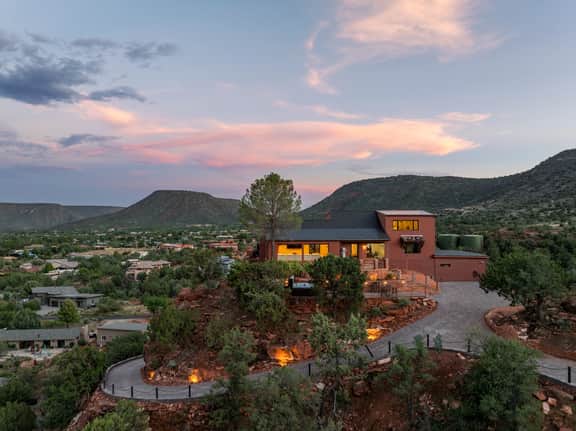 Ravens Rock Retreat: Clifftop Estate w/ 360 Views - Image 5