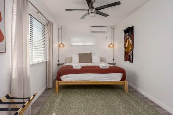 Newly Renovated 1BR in Old Town - Image 2