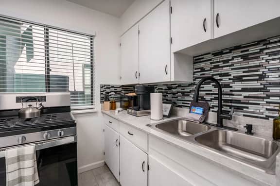 Newly Renovated 1BR in Old Town - Image 3