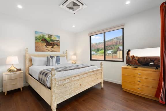 Private Guest House - Full Kitchen, Laundry, Views - Image 3