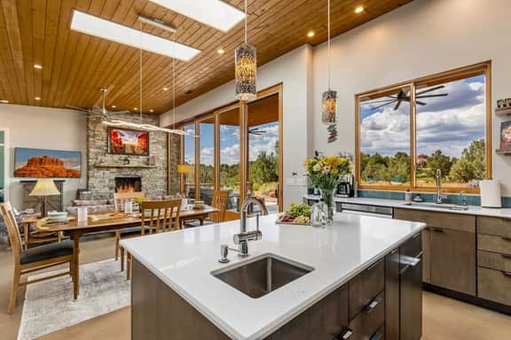 Rojo Retreat - Main 2BR Unit, Hot Tub, Patio - Image 5