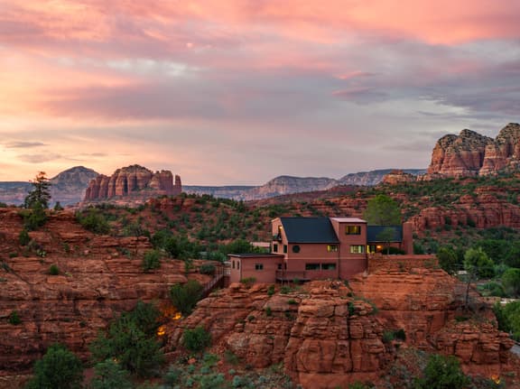 Ravens Rock Retreat: Clifftop Estate w/ 360 Views - Image 1