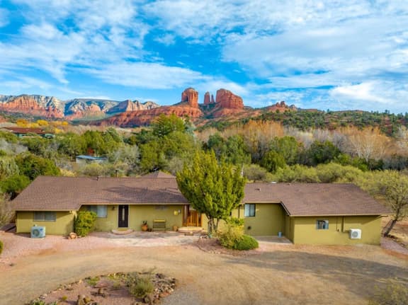 Cathedral Vista - 2 Kitchens, Views, Pet-Friendly - Image 1