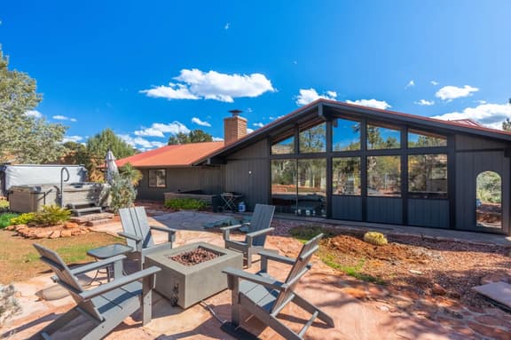 Large Mid-Century Home in Heart of Sedona - Image 1
