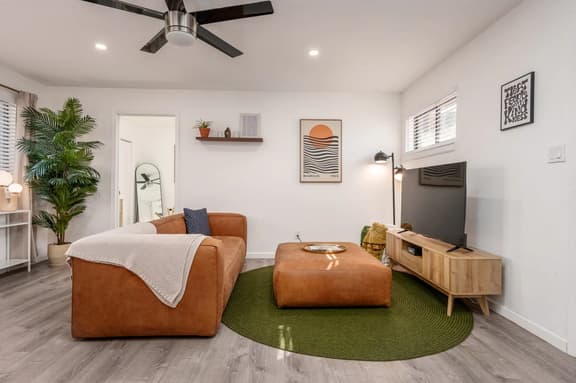 Newly Renovated 1BR in Old Town - Image 1